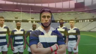 Kendine güvenen rugby oyuncuları, stadyum sahasında çizgili formalar giyiyorlar. Spor, takım, sporcular, yarışma, takım çalışması, güç