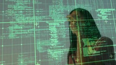 Karmaşık verilerin animasyonuyla etkileşimde, kadın ofiste dijital arayüz kullanıyor. Teknoloji, yenilik, veri analizi, dokunmatik ekran, iş dünyası, bilgi