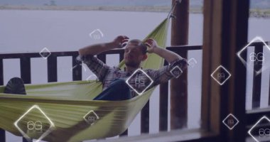 Hamakta dinlenen adam, 6G teknolojisi kullanıyor ve animasyon örtüsü var. bağlantı, gelecek, boş zaman, dijital, yenilik, iletişim