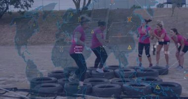 Tekerlekler üzerinde dijital dünya haritası ve veri ile egzersiz yapan kadınlar animasyonu örtüyor. Fitness, antrenman, egzersiz, teknoloji, analitik, sanal