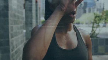 Silinen yüz, atletik giysili kadın dijital veri kaplamalı animasyon. Fitness, teknoloji, sağlık, atletizm, egzersiz, sanal