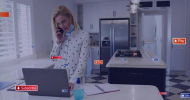 Mutfakta, kadın dizüstü bilgisayar, telefon ve animasyon kaplamalarıyla birden fazla iş yapıyor. technology, gadget, digital, home office, communication, business