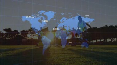 Sahada antrenman, dünya haritası animasyonu ve veri örtüsüyle futbol oyuncuları. Spor, futbol, sporcular, teknoloji, yenilik, takım çalışması