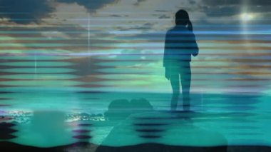 Soyut okyanus dalgaları animasyonuna kollarını açmış bir insan silueti. özgürlük, meditasyon, konsept, dinginlik, ilham