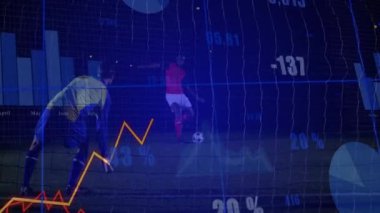 Futbolcu finansal grafikle topa vuruyor ve veriler animasyonu örtüyor. Spor, finans, analitik, strateji, dinamik, hareket