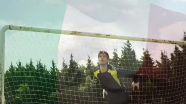 İtalyan bayrağı sallanıyor, futbol oyuncuları sahada animasyon yaratıyor. Yarışma, sporcular, takım çalışması, stadyum, ulusal, spor