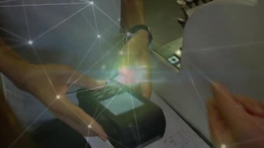 Ödeme işlemi için smartwatch kullanan kişi üzerinden dijital ağ animasyonu. Teknoloji, fintech, irtibatsız, yenilik, bağlantı, kablosuz