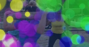 Açık havada egzersiz yapan insanlar renkli Bokeh ışıkları animasyon efektiyle çevrelenmiş. Fitness, egzersiz, sağIık, canlı, dinamik, aktivite