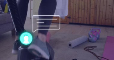 Evde durağan bisiklette egzersiz yapan birinin sohbet baloncuğu animasyonu. Spor, spor, egzersiz, bisiklet, kardiyo, spor salonu