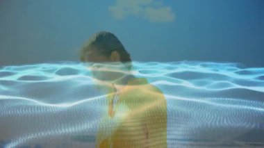 Sarı elbiseli biri ikili kodlu dijital dalga animasyonunun başında duruyor. teknoloji, veri, yenilik, fütürist, sanal, konsept