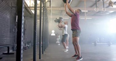 Spor salonunda, insanlar hareketlerini gizleyen dijital animasyonla egzersiz yapıyorlar. Fitness, egzersiz, dijital teknoloji, artırılmış gerçeklik, egzersiz, yenilik