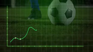 Veri grafiği kaplaması animasyonu olan futbolcu futbol topunu tekmelemeye hazırlanıyor. technology, sports, analytics, dynamic, atlet, digital
