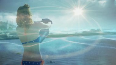 Güneşli plajda, puantiyeli mayo giyen kadın rahatlatıcı, parlak güneş tepemizde. Tatil, güneş ışığı, rahatlama, boş zaman, mayo, yaz