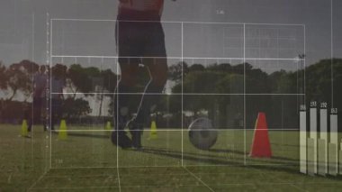 Çimenli alanda futbol antrenmanı yapmak, oyuncunun veri görselleştirmesi için animasyon yapması. Sporcu, teknoloji, spor, eğitim, egzersiz, ekipman