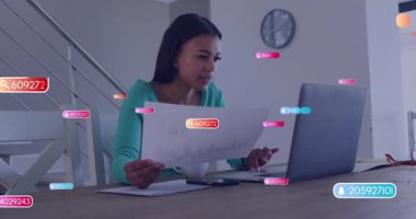 Masada çalışan bir kadın. Etrafında renkli animasyonlar var. İş, teknoloji, ofis, yaratıcılık, üretkenlik, dijital