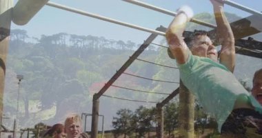 Maymun parmaklıklarıyla oynamak, arka planda orman animasyonu olan bir çocuk. Oyun alanı, çocukluk, macera, hayal gücü, doğa, ağaçlar