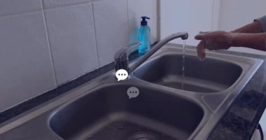 Mutfak lavabosunda ellerini yıkamak, sohbet baloncuğu ikonlarının yüzen animasyonları. Hijyen, temizlik, el yıkama, baloncuk, dezenfektan, sabun.