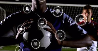 Futbol topu tutmak, dijital simgeli oyuncular, konseptlerin animasyonu. teknoloji, yenilik, spor, takım çalışması, dijital dönüşüm, bağlantı