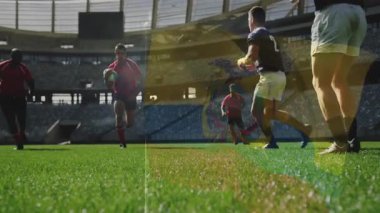 Sahada mücadele eden rugby oyuncuları maç sırasında stadyumun arka planında yarışıyorlar. Spor, rekabet, agresif, takım çalışması, sporcular, açık hava