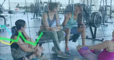 Spor salonundaki kadınlar finansal veri grafiği animasyonu üzerinde fitness tartışıyorlar. çalışma, veri analizi, işbirliği, finans, yaşam tarzı, takım çalışması