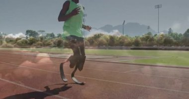 Dağ zemininde koşmak, protez bacaklar kullanan bir sporcu. maluliyet, kararlılık, spor, manzara, dayanıklılık, fitness