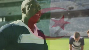 Sahada, rugby oyuncuları yıldız animasyonu ve hilal örtüsüyle hazırlanıyorlar. Spor, takım çalışması, sporcular, hazırlık, rekabetçi, açık hava