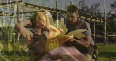 Bir adam, sarı çiçek animasyonuyla kaplanmış bir başkasına yardım ediyor. Yardım, destek, empati, şefkat, çiçekler, şefkat