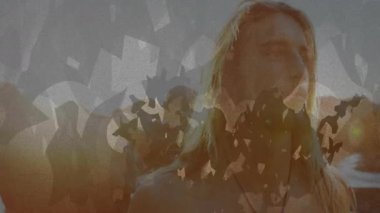 Kayalık kıyı şeridinde duran uzun saçlı insan açık havada yumuşak güneş ışığının tadını çıkarıyor. Doğa, kıyı şeridi, sükunet, dinginlik, manzara, çevre