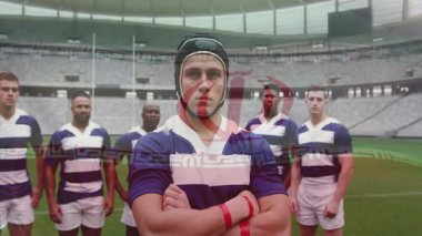 Mavi ve beyaz üniformalı ragbi oyuncuları sahada güvenle duruyorlar. Takım çalışması, sporcular, yarışma, spor, takım çalışması, atletizm