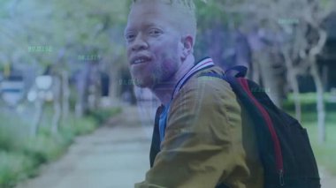 Sırt çantası takmış, dışarıda yüzü dijital animasyon ile örtülü biri. Teknoloji, artırılmış gerçeklik, yenilik, modern, fütüristik, gençlik