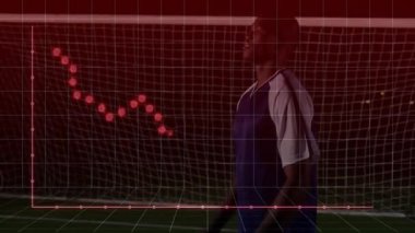 Futbolcu gol ağı üzerinden finansal grafik animasyonuyla topu yakalıyor. finans, atlet, dijital, teknoloji, spor, ekonomi