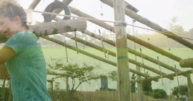 Tahta kiriş taşıyan, yemyeşil çayırlarda palmiye ağaçlarıyla yürüyen bir kadın. Doğa, manzara, tropikal, kereste, kırsal, tarım