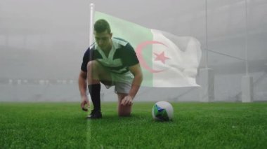 Ragbi topunu tutuyor, Cezayir bayrağı sis sahasında. Spor, atlet, yarışma, milliyet, açık hava, kararlılık