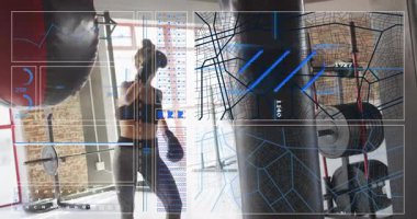 Kum torbasıyla antrenman, spor salonundaki kadın performans ölçümlerini izliyor. Fitness, egzersiz, boks, egzersiz, teknoloji, analitik