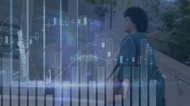 Şehir merkezinde yürüyen kişi olarak finansal veri tablolarını kaplayan animasyon. İş, finans, analiz, modern, dijital, ekonomi
