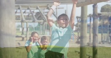 Çocuk parkında, çocuklar güneşli bir günde maymun barlarında animasyonla oynuyorlar. Oyun zamanı, çocukluk, açık hava, aktivite, egzersiz, eğlence