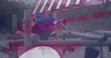 Veri işleme animasyon örtüsüyle açık hava ekipmanları üzerinde egzersiz yapan kadınlar. Egzersiz, teknoloji, dijital, fitness, etkileşimli, spor