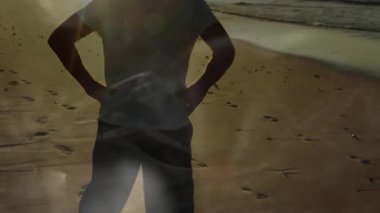 Sahilde uzanan, güneş ışığına sahip insan mercek patlaması etkisi yaratıyor. Egzersiz, spor, açık hava, sağlık, doğa, huzur.