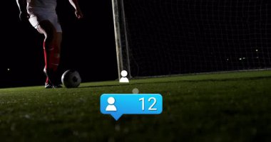 Futbol topunu tekmelemek, sosyal medya ikonlarının animasyonuyla çevrili oyuncu. Spor, futbol, atlet, teknoloji, etkileşim, etki