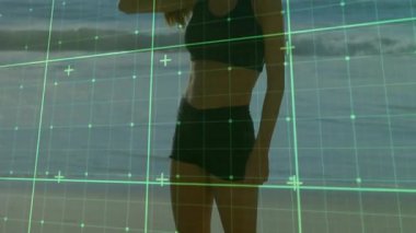 Dijital ızgarası animasyonu kaplayan plajda spor giyen bir kadın. Teknoloji, fitness, fütüristik, sanal, egzersiz, açık hava