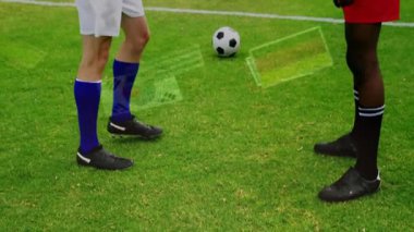 Futbolcular veri işleme animasyon örtüsüyle sahada el sıkışıyor. Takım çalışması, işbirliği, sportmenlik, teknoloji, iletişim, ortaklık