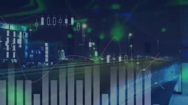 Finansal veri tabloları ve geceleri şehir manzarası üzerindeki grafikler. İş, finans, ekonomi, büyüme, analitik, kentsel