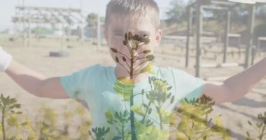 Esneme kasları, çiçek açan çocuk okul bahçesinde animasyon. Güç, doğa, gençlik, büyüme, çiçek, eğitim