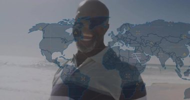 Sahilde, dünya haritası ve veri işleme animasyonuyla gülümseyen bir adam. Teknoloji, dijital, yenilik, tatil, seyahat, fütürist