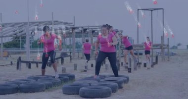 Engelli parkurda yön bulma, arka planda ikili kod animasyonu olan kadınlar. Teknoloji, yenilik, dijital, kodlama, meydan okuma, aktif