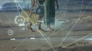 Sahilde yürüyen çift dijital veri işleme animasyon örtüsüyle. Teknoloji, yenilik, eğlence, bağlantı, gelecek, rahatlama.