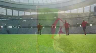 Stadyumda, rugby oyuncuları Cezayir bayrağı animasyonlarıyla sahada koşuyorlar. Spor, takım çalışması, yarışma, sporcular, ulusal bayrak, hareket