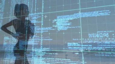 Dijital verileri ve grafikleri olan koşan kadın sahneyi örtüyor. Fitness, technology, analytics, exercise, sports, motion