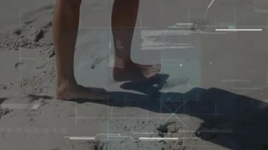 Çıplak ayaklı biri dijital arayüzle kumda yürüyor ve animasyonu örtüyor. Teknoloji, yenilik, konsept, sanal, gelecekçi, siber