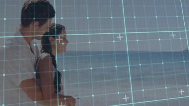 Dijital şebeke kaplamalı kumsal gezintisi, animasyon haritası araştıran çift. Navigasyon, teknoloji, keşif, tatil, okyanus, yolculuk